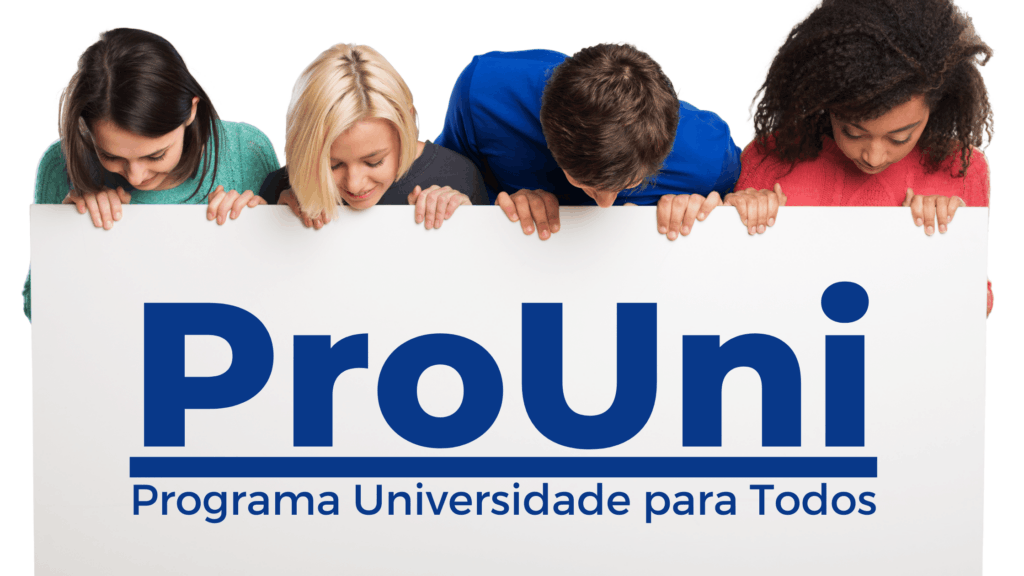 Texto alternativo: Imagem ilustrativa do ProUni 2022. No centro, há um grande número "2022" em azul. À esquerda, vê-se a silhueta de um estudante usando um capelo de formatura, simbolizando a graduação. À direita, há ícones representando diferentes áreas de estudo, como um átomo para ciências, um livro para humanidades, e um gráfico para negócios. No topo da imagem, está escrito "ProUni" em letras grandes e azuis. Na parte inferior, lê-se "Escolas Particulares" em branco sobre um fundo azul. O fundo da imagem é um gradiente de azul claro a branco, dando um aspecto limpo e profissional à composição.